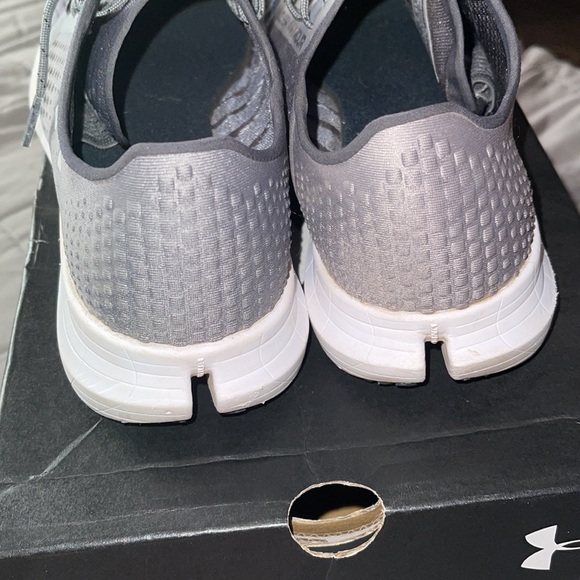 EUC women’s under armor tennis shoes - Picture 3 of 3